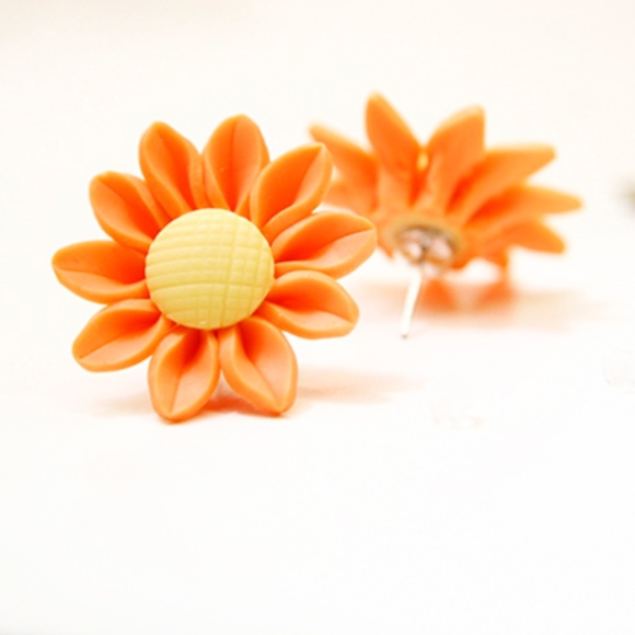 Sunflower Stud Earrings, Polymer Clay, Handmade 🌸 - Picture 4 of 5